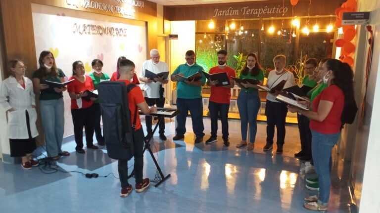 coro-incantus-leva-cancoes-natalinas-ao-hospital-municipal-de-americana