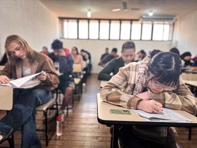 fam-realiza-prova-de-bolsas-e-recebe-candidatos-de-todas-as-idades-em-busca-do-ensino-superior